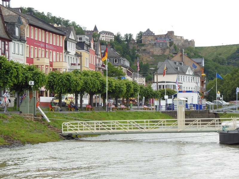burcht rheinfels.jpg - Bij St. Goar komen we weer bij de Rijn uit. Op de achtergrond burg Rheinfels.
